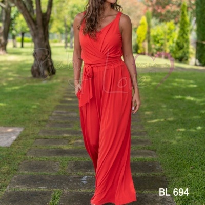 Mulher com macacão vermelho e sandálias ao ar livre