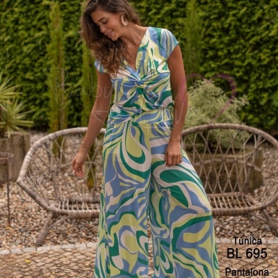 Conjunto de túnica e pantalona colorida com padrão abstrato, mulher em cenário exterior