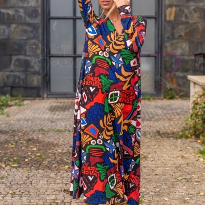 Vestido comprido colorido com padrão abstracto em ambiente exterior