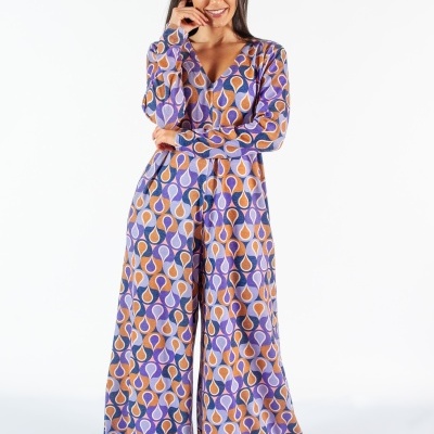 Macacão feminino padrão geométrico roxo, laranja e azul com manga comprida