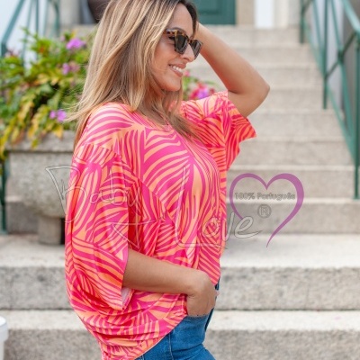 Camisola rosa com padrão de folhas em modelo em escadas de pedra