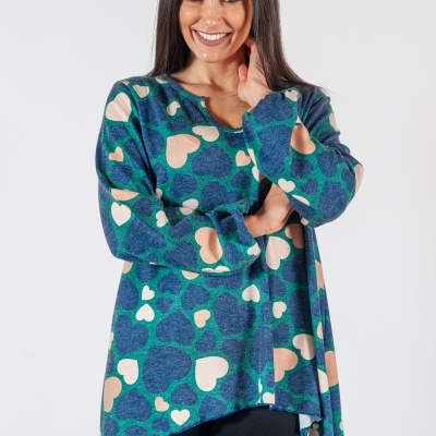 Blusa feminina azul com corações bege e franjas na bainha.