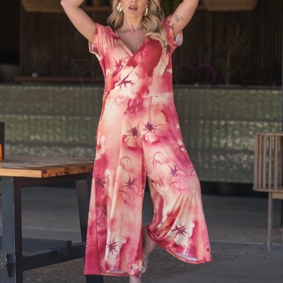 Macacão feminino floral vermelho e rosa com decote em V e calças largas