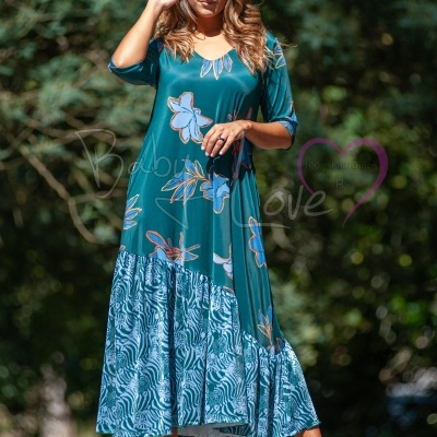 Vestido comprido verde com estampado floral azul e padrões de zebra na parte inferior