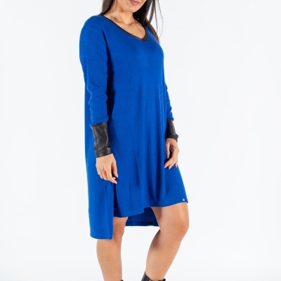 Vestido azul acanalado com pormenores pretos nos punhos e botins pretos até ao tornozelo