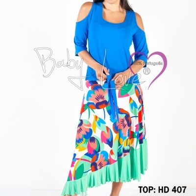 Modelo com blusa azul ombros descobertos e saia midi floral colorida com barra verde, texto de referência do produto