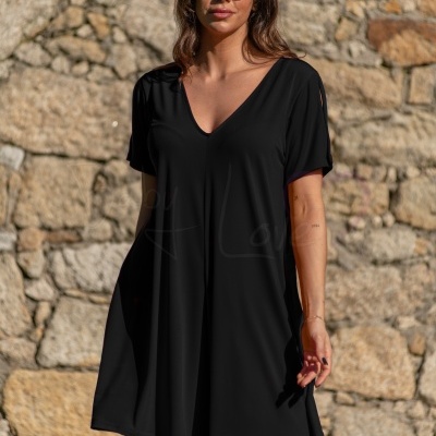 Vestido curto preto com decote em V e mangas curtas