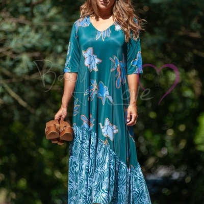 Vestido azul comprido com flores e padrão abstrato