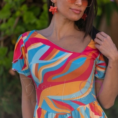 Vestido colorido em padrão abstrato com decote quadrado e mangas curtas