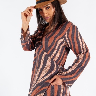 Mulher de vestido às riscas com chapéu castanho