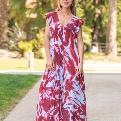 Macacão feminino vermelho e branco tie-dye com decote em V e mangas curtas em ambiente exterior