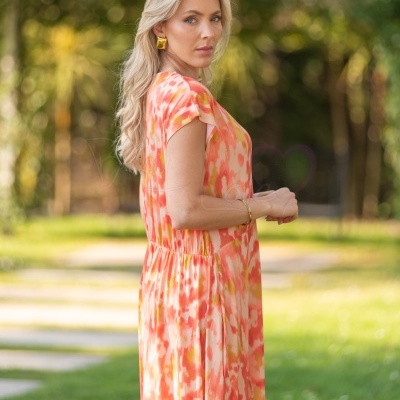 Vestido comprido com padrão abstracto em tons de laranja, rosa e amarelo