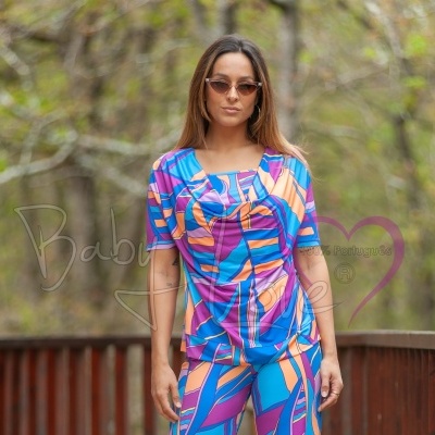 Conjunto feminino colorido em padrão geométrico azul, rosa e laranja com camisola de manga curta e calças justas