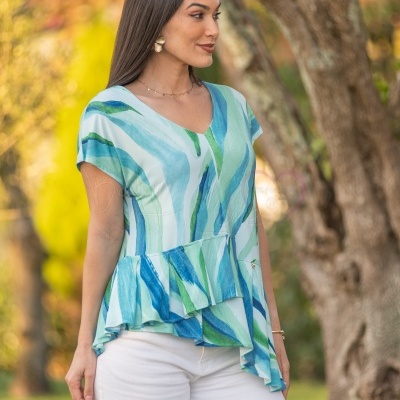 Blusa feminina azul e verde com babado e decote em V