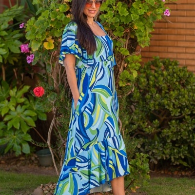 Vestido comprido com padrão abstrato em azul, verde e branco usado exteriormente