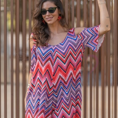 Vestido curto padrão ondulado colorido com ombro aberto e mangas curtas