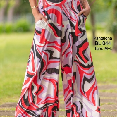 Calças largas coloridas com padrão abstrato usados ao ar livre