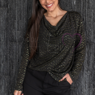 Blusa preta feminina com brilho dourado e calças pretas