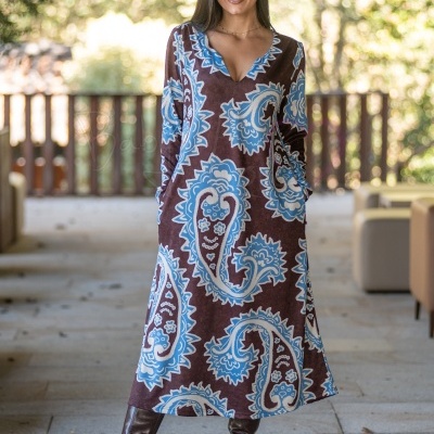 Vestido comprido com padrão azul, branco e castanho e decote em V