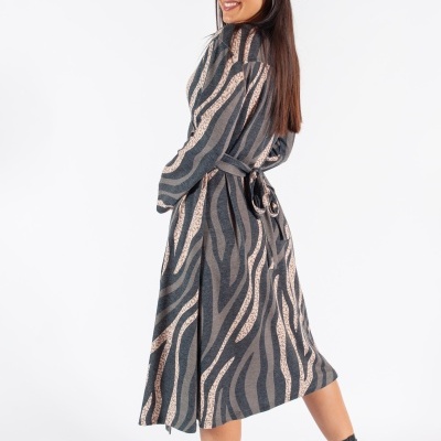 Mulher a usar vestido comprido animal print cinto tecido, botas e chapéu pretos