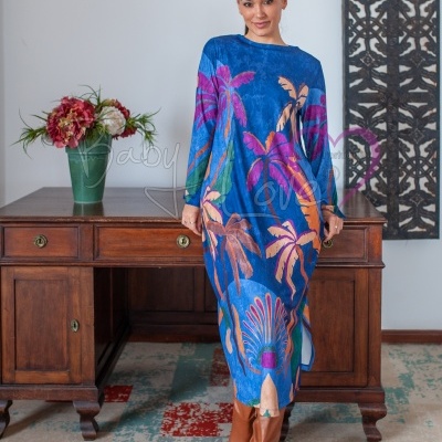 Vestido comprido azul com padrão floral colorido