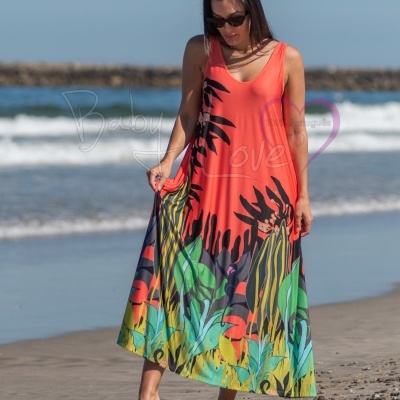 Vestido longo colorido com padrão tropical usado na praia