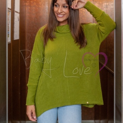 Mulher a usar camisola verde de malha com gola alta e calças de ganga