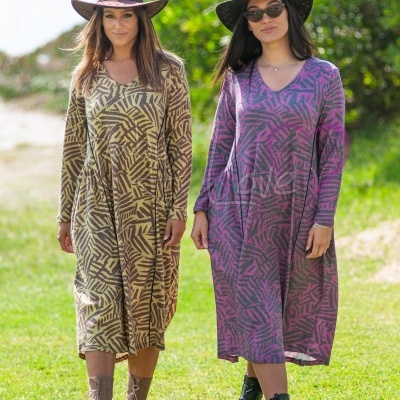 Dois vestidos compridos com padrão de folhas em ambiente exterior