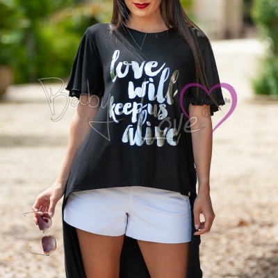 T-shirt preta feminina com estampa branca e corte assimétrico, combinada com calções brancos