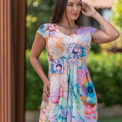 Vestido curto colorido feminino com padrão abstrato e decote em V