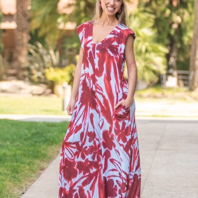Vestido comprido com padrão abstrato vermelho e branco e sapatos castanhos de salto aberto