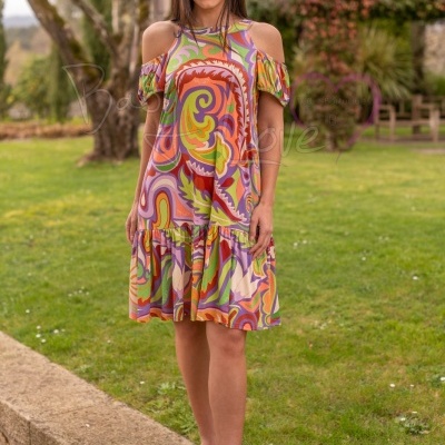 Vestido feminino curto com padrão psicadélico colorido e ombros descobertos