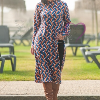 Vestido midi com padrão geométrico azul, laranja e branco e botas castanhas