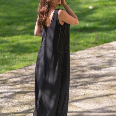 Vestido longo preto sem mangas usado ao ar livre