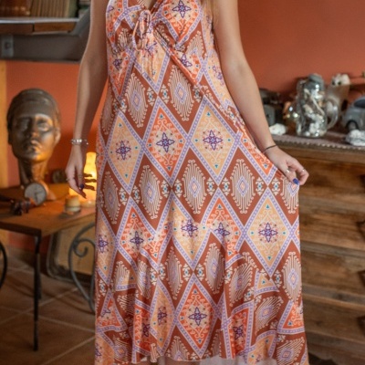 Vestido longo com padrão geométrico colorido e nó no peito