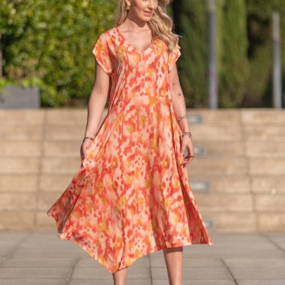 Vestido midi com padrão abstrato em tons de laranja, vermelho e amarelo