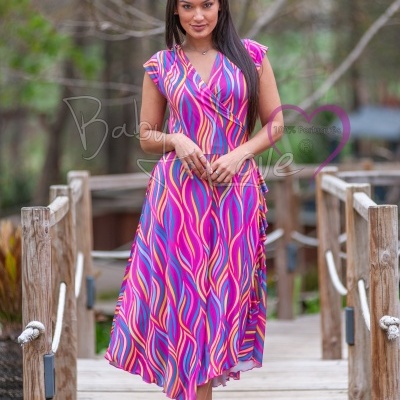 Vestido longo colorido com padrão abstracto em passadiço de madeira