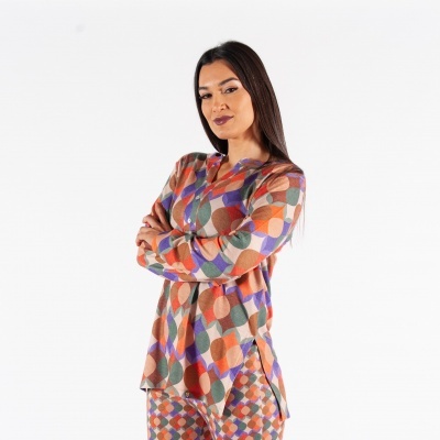 Mulher com conjunto de pijama geométrico multicolor
