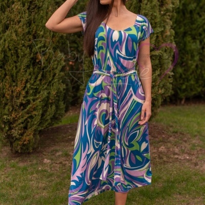 Vestido midi colorido com padrão abstrato e cinto fino usado por mulher em ambiente exterior