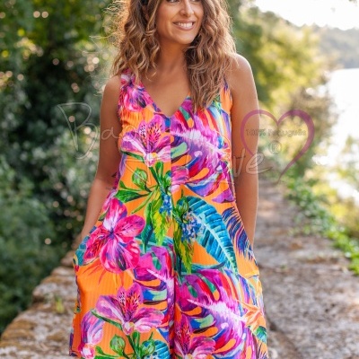 Vestido floral colorido sem mangas com bolsos, modelo a sorrir ao ar livre