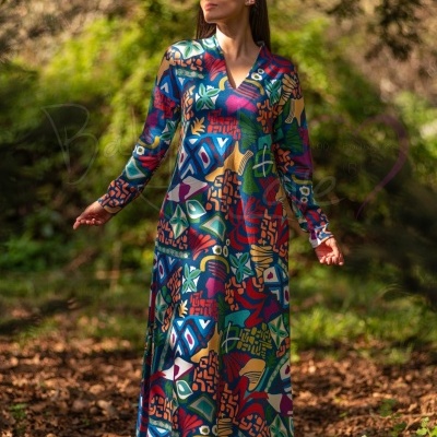 Vestido comprido estampado colorido com mangas compridas e decote em V numa floresta