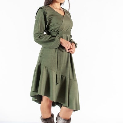 Vestido verde escuro assimétrico com botas castanhas e pêlo cinza