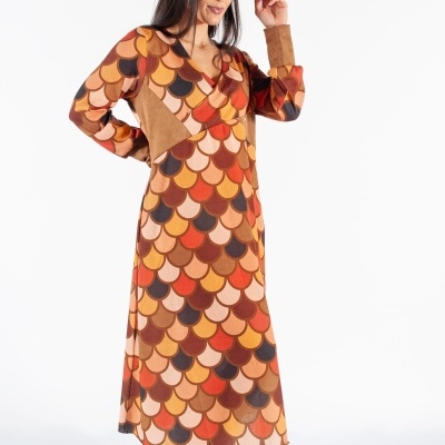 Vestido longo com padrão colorido de escamas e chapéu castanho