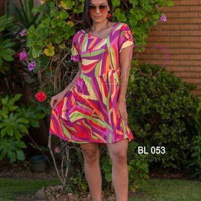 Vestido curto estampado colorido com padrão abstrato