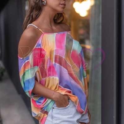 T-shirt colorida ombro a ombro com calções de ganga claros urbanos