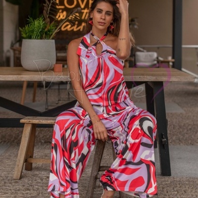 Macacão feminino colorido abstraído com detalhe de nó no decote