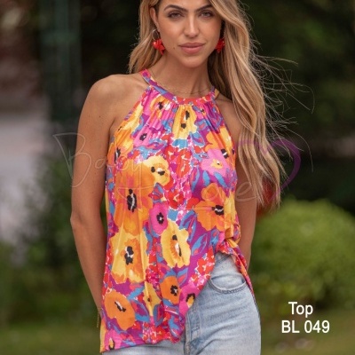 Top floral colorido sem mangas usado por mulher em ambiente exterior