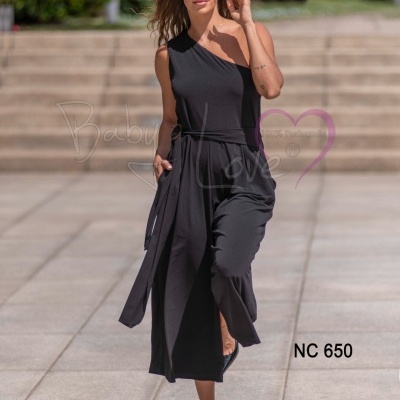 Vestido preto midi ombro único com cinto, usado por mulher em espaço exterior