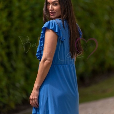 vestido azul feminino com folhos em ambiente exterior