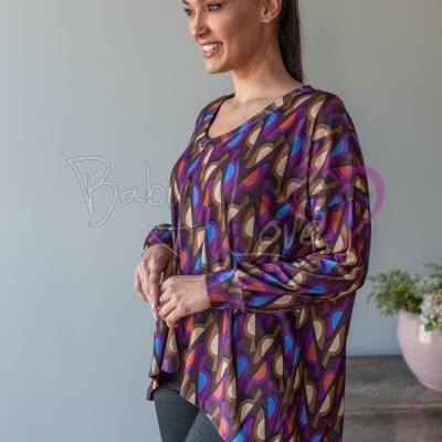 Blusa feminina estampada colorida com padrão geométrico, mangas compridas.